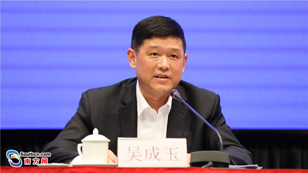 铁塔公司董事长_埃菲尔铁塔图片(2)