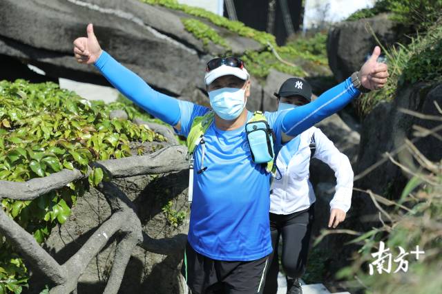 4月28日“深圳十峰”全民健身登山活动启动仪式在鹏城第一峰梧桐山举行。经过近一个月的宣传预热，“深圳十峰”终于拉开序幕，正式亮相。