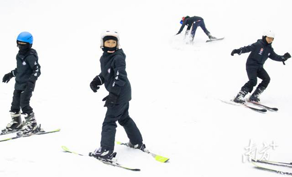 滑雪队员们正在进行集训