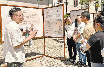 邮票剪贴画亮相汕头小公园