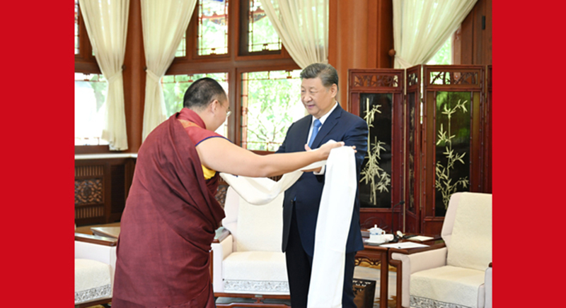 习近平接受班禅额尔德尼·确吉杰布拜见